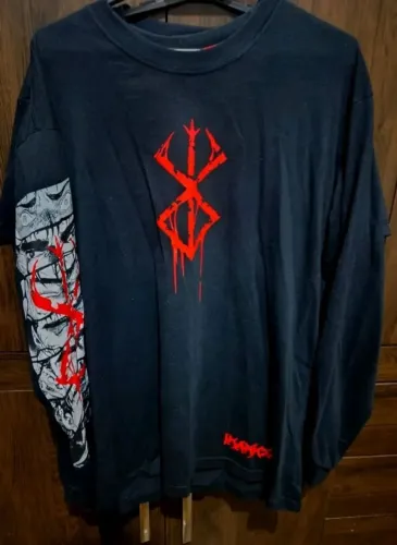 Blusa berserk +BONÉ (ikaricorp)