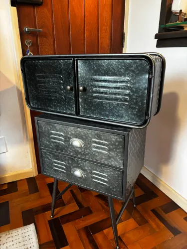 Conjunto mesa de cabeceira e prateleira da TOKSTOK