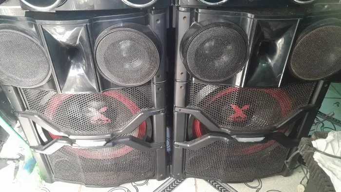 Vendo 2 caixas de som LG de 15 polegadas