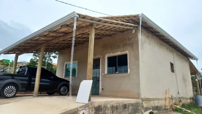 Casa 3 Quartos, Telhado e Varanda Colonial, com Lote de 1.000 m2, Estuda Troca por Carro, 