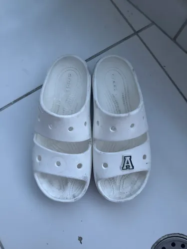 crocs usada apenas 1 vezes tamanho 36