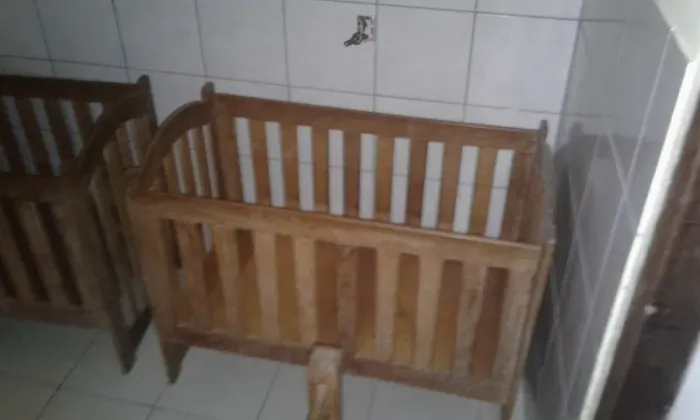 Móveis de madeira maciça de alta durabilidade e ótimo acabamento.