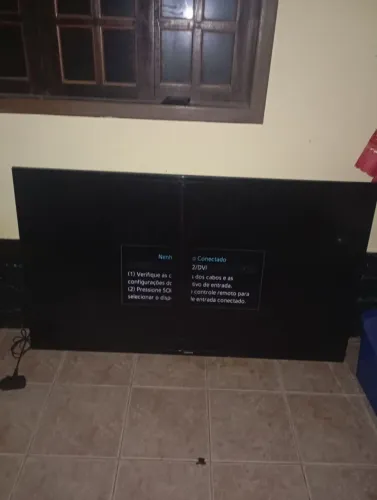 Tv com pequeno defeito.