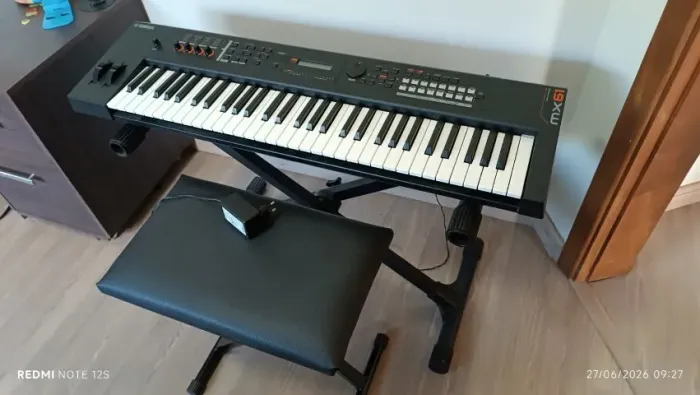 Teclado Sintetizador Yamaha MX61 BK