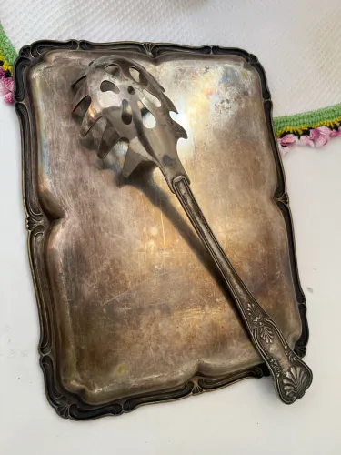 "Lote Prataria Antiga: Bandeja Eberle + Pegador de Massa"