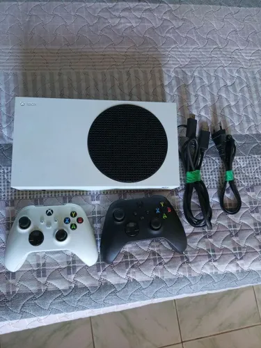 XBOX SÉRIE S SEMI NOVO, 2 CONTROLES ORIGINAIS