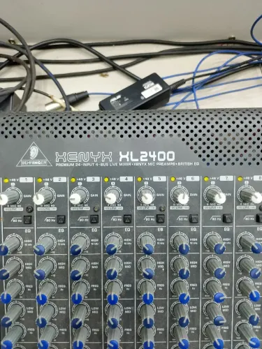 Mesa de som Behringer Xenyx XL2400 24 canais 