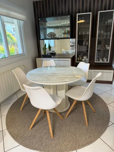 Vendo mesa madeira com 5 cadeiras