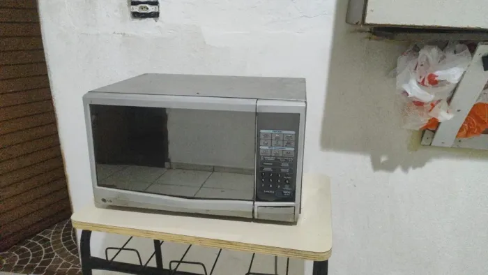 Microondas com prato funcionando