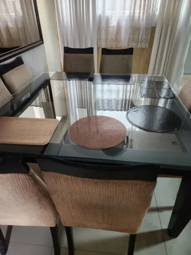 Mesa de jantar 8 cadeiras LIDER. Quadrada, de luxo, 1,50 cm. Cadeiras de veludo bege.