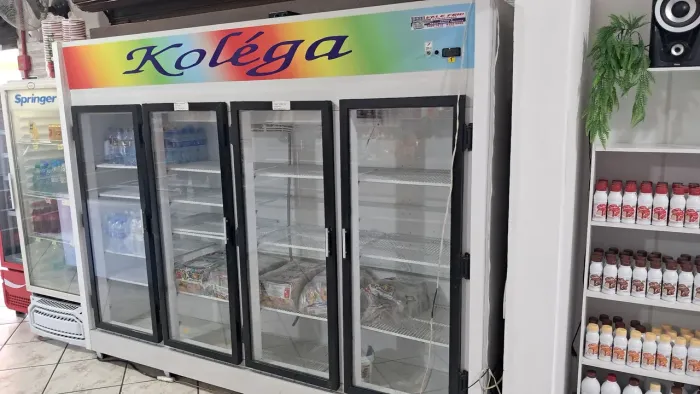 Vendo expositora 4 portas. Motor novo colocado recente. Funcionando 100%