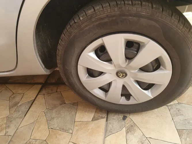 Pneus e roda com calota original