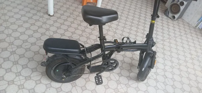Bicicleta eletrica dobravel. 