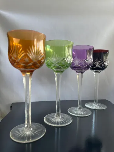 Jogo de 4 Taças de Cristal Lapidado Coloridas Antigas - Estilo Boêmio/Alemão