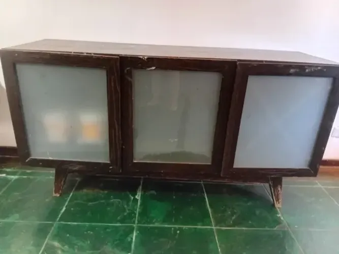 Mesa de canto com portas de vidro