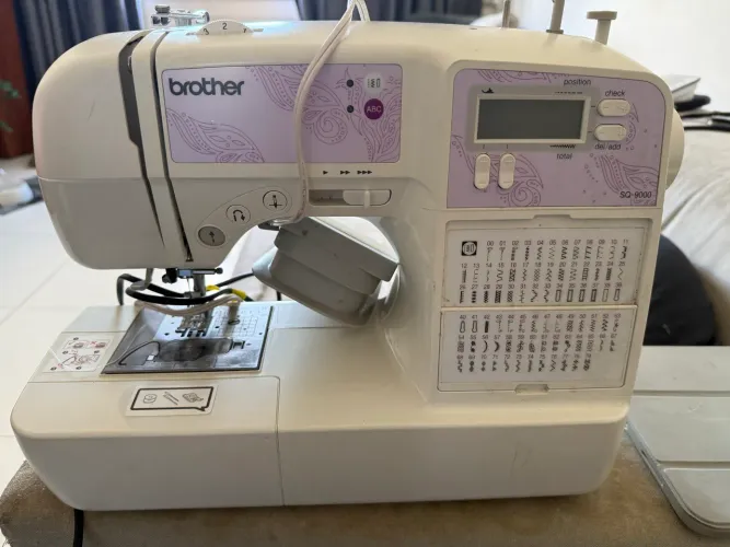 Máquina de costura BROTHER SQ-9000