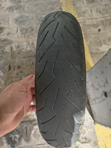 Pneu dianteiro Pirelli da moto PCX 160, usado-bom, sem furos ou avarias