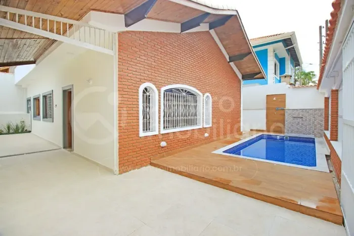 CASA à venda com piscina e 3 quartos em Peruíbe, no bairro Stella Maris