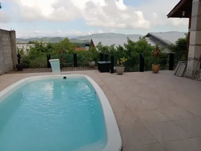 Vendo casa/sobrado com 275 m2 com piscina, área goumert, em Areias do Meio Gov.C.Ramos-SC.
