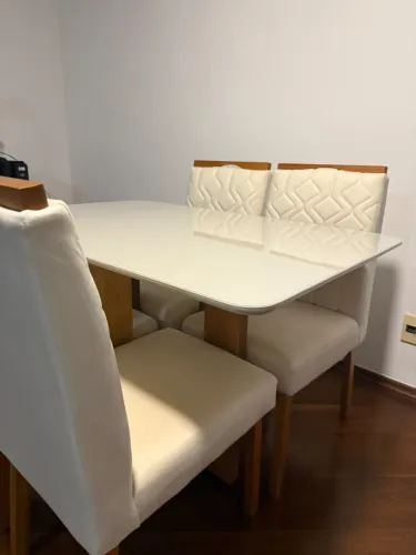 Mesa de Jantar com 4 Cadeiras em Madeira Maciça - Seminova