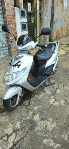 Vendo Suzuki Burgman ano 2008 125c única dona muito nova com apenas 11.590 km rodados .