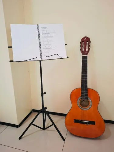 Violão Gianni Start-n6-n com Estante de partitura Seminovos 