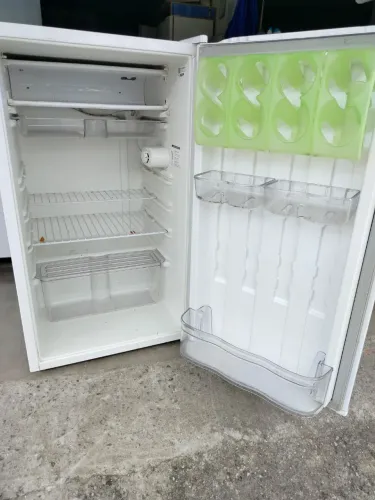 Frigobar semi novo