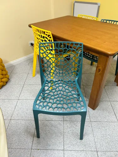 2 cadeiras de propileno azul e 2 amarelas