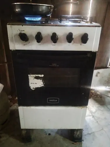 Vendo esse fogão , um quebra galho , paga as 4 bocas ...