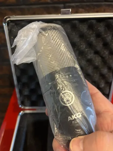 Microfone AKG P220