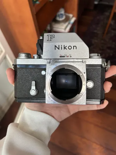 Camera fotográfica Nikon F com lente zoom
