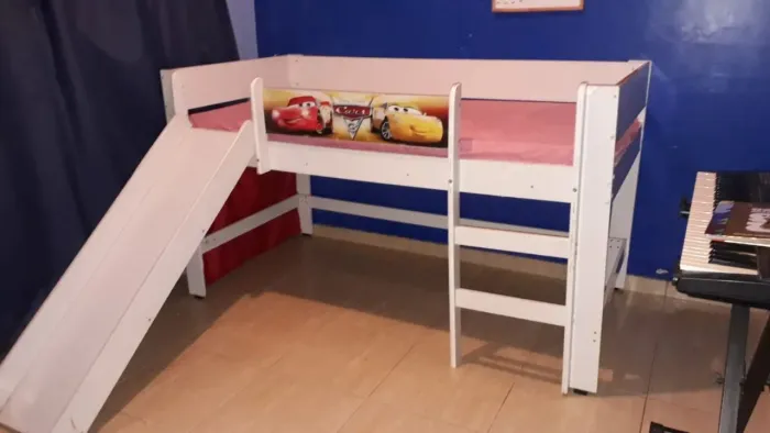 Vendo essa linda cama Kids com escorregador e escadinha