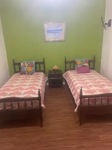 Cama de viúva com mesinha de cabeceira