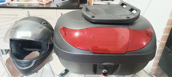 Baú 45L e capacete Bauleto para moto