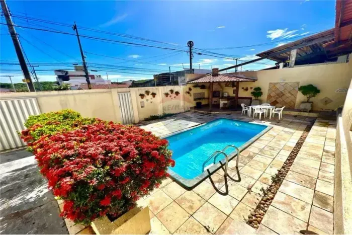 Belíssima Casa 05 Suites 550m² Localização privilegiada em Ponta Negra
