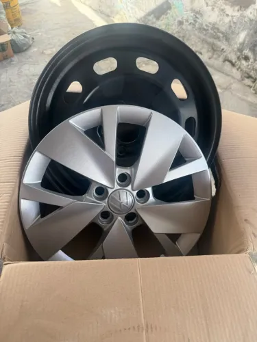 Vendo rodas de ferro do polo aro15 5 furos originais semi novas com calotas