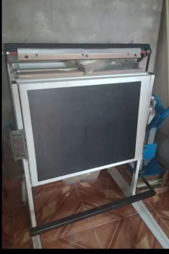 Máquina de fabricar sacolas e máquina de corte de alças.