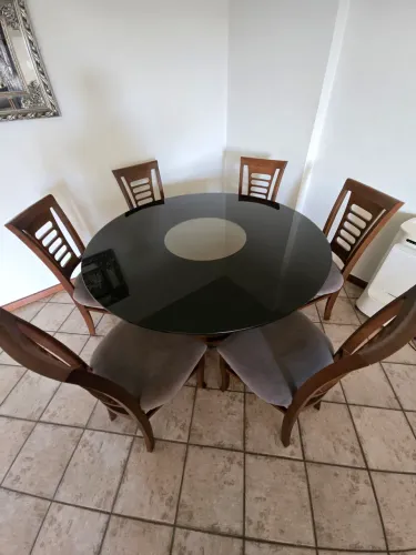 Mesa de Jantar com 6 Cadeiras | Tampo de Vidro Preto e Madeira