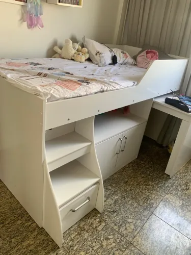 Cama solteiro com escada, escrivaninha e armário com duas portas
