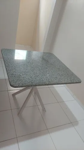 Vendo mesa de granito, 4 lugares.