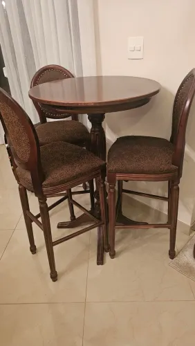 Bistrô em madeira com 3 banquetas