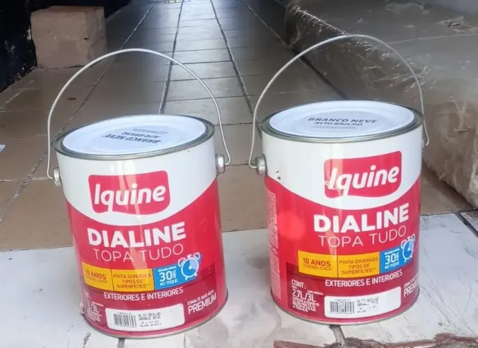 Duas Tinta esmalte a base d'água