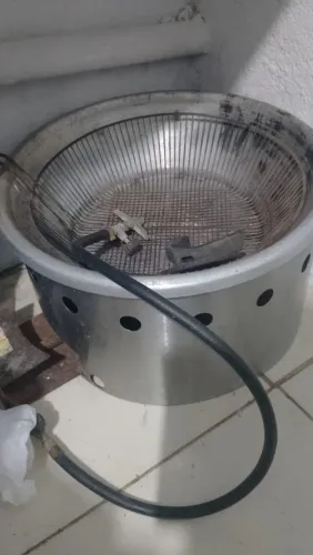 Uma fritadeira à gás,em bom estado,próprio pra quem está iniciando vendas
