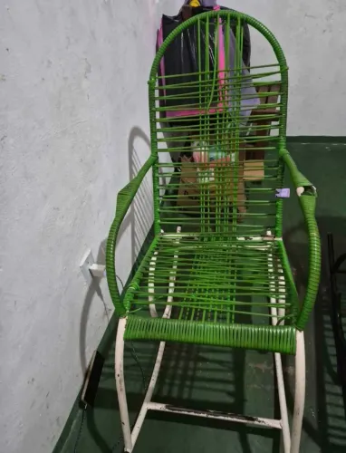 Cadeira de balanço semi nova