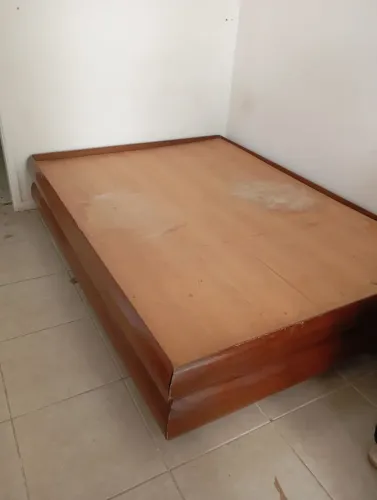 Cama de madeira maciça em bom estado. 