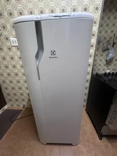 Geladeira Electrolux RE31 240L em excelente estado!