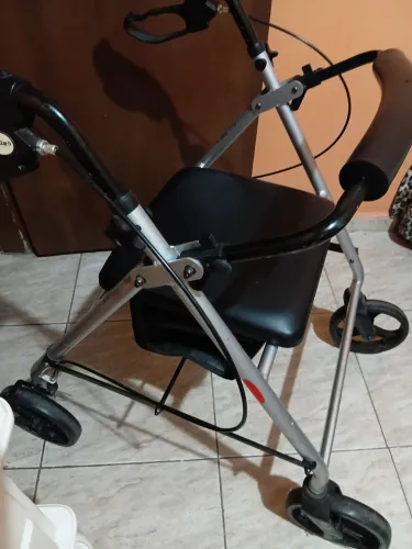 Andador semi novo para idoso