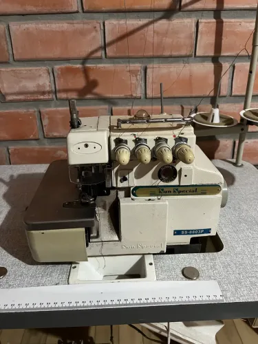 Máquina de costura 4 fios