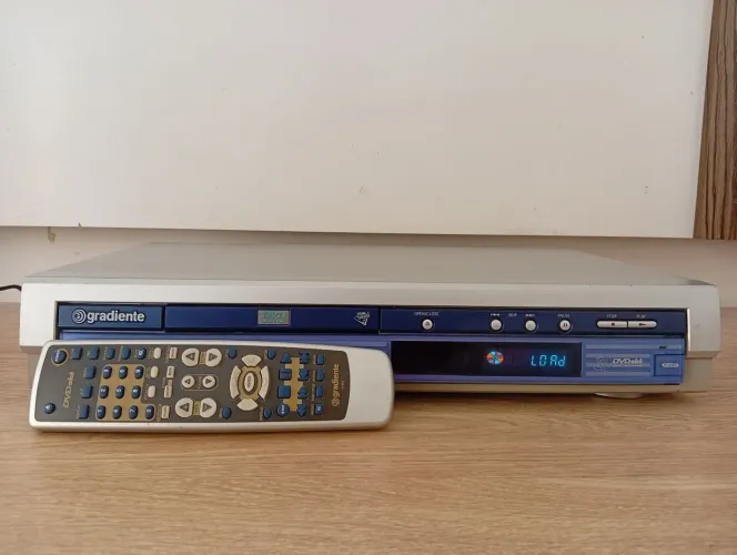 Dvd karaoke Gradiente com controle remoto .