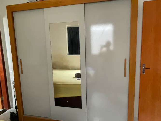 Guarda roupa de casal com portas de correr 